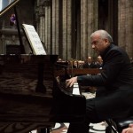 Il maestro Paolo Vergari, al pianoforte, si fa interprete del tentativo ambizioso di Olivier Messiaen di immaginare l’Altrove in musica con i “Vingt Regards sur l’Enfant-Jésus”
