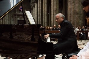 Il maestro Paolo Vergari, al pianoforte, si fa interprete del tentativo ambizioso di Olivier Messiaen di immaginare l’Altrove in musica con i “Vingt Regards sur l’Enfant-Jésus”